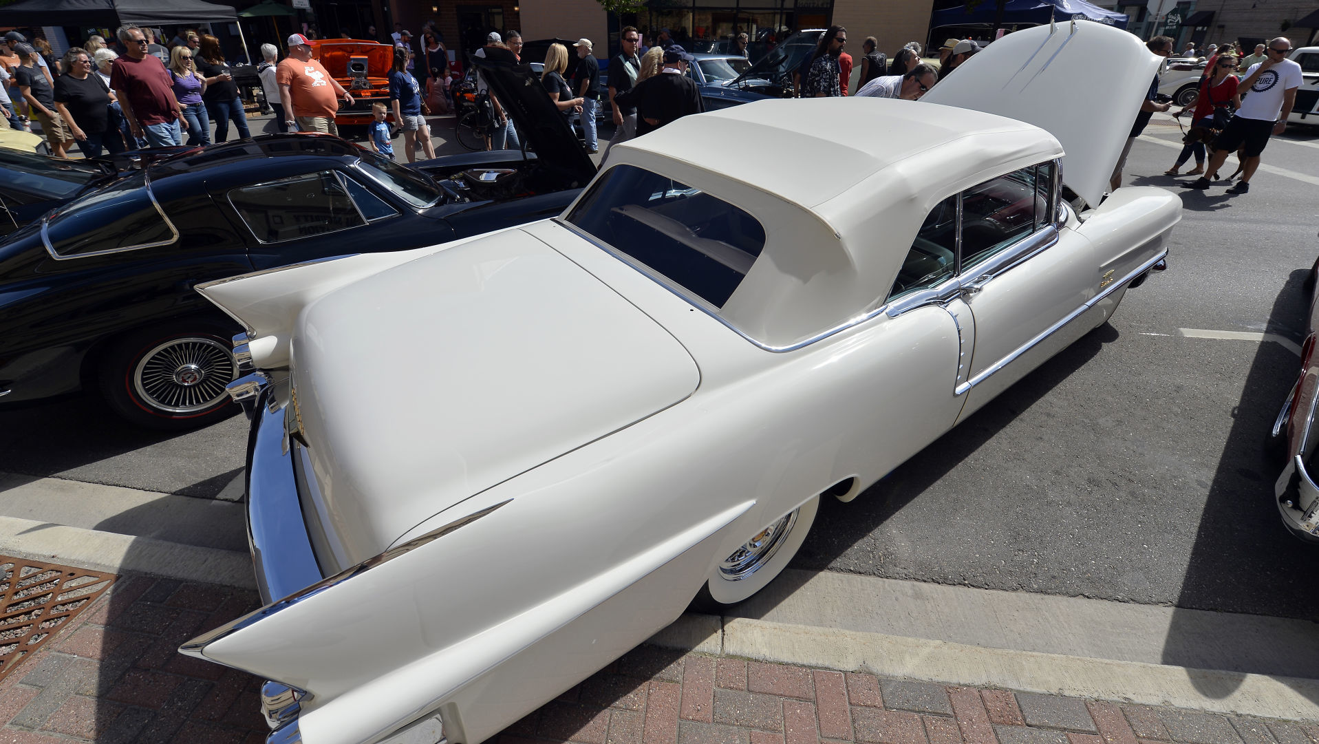 CLASSIC CRUISE IN CAR SHOW
